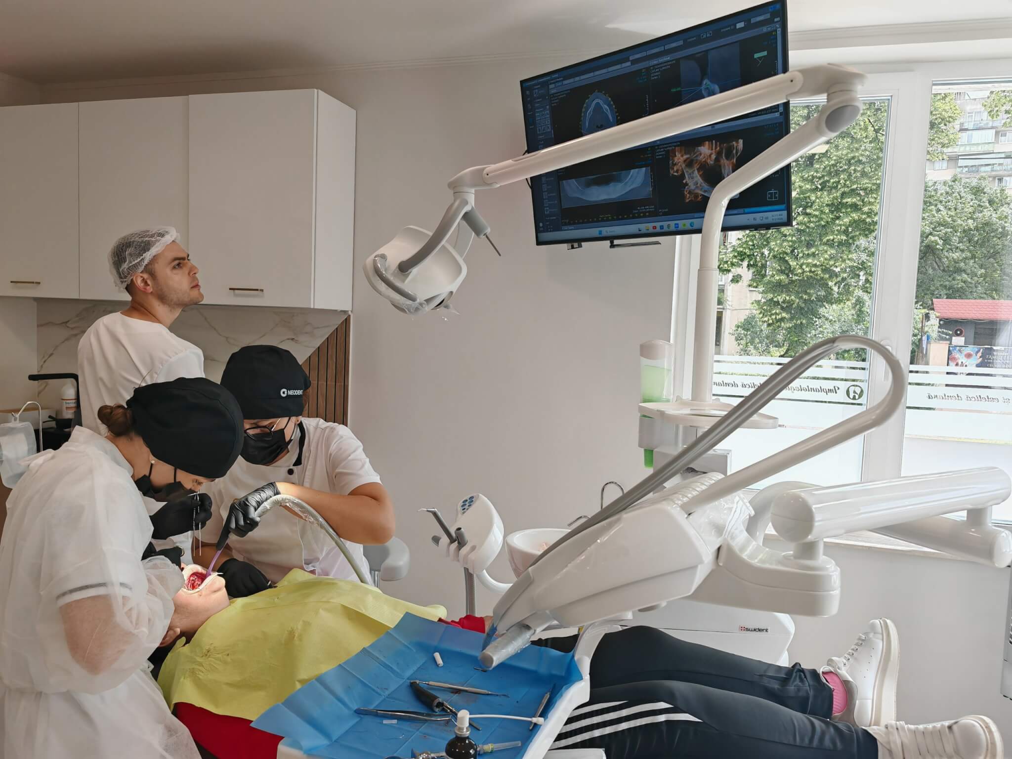 de-ce-conteaza-o-echipa-multidisciplinara-intr-o-clinica-stomatologica-modelul-dental-chic-cluj-napoca 2